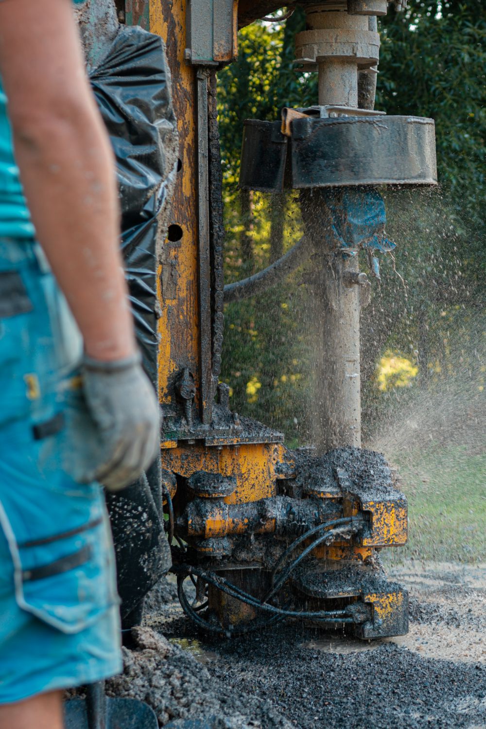 Foreuse industrielle en action pour le forage d’un puits d’eau  à Baie-St-Paul.