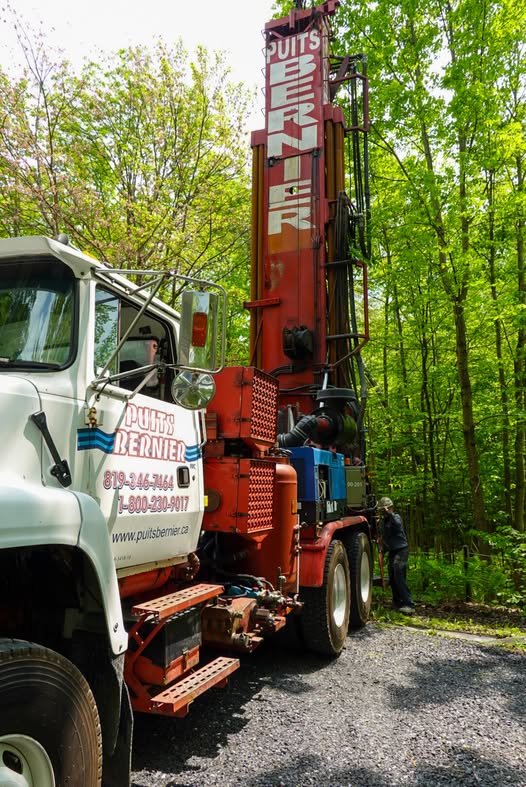 Foreuse industrielle en action pour le forage d’un puits d’eau  à Boucherville.
