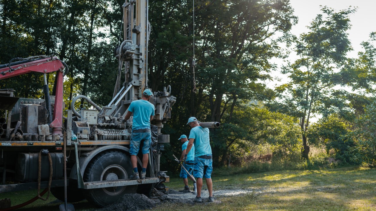 Forage de puits d’eau potable avec foreuse rotative sur chantier  à Charlesbourg.