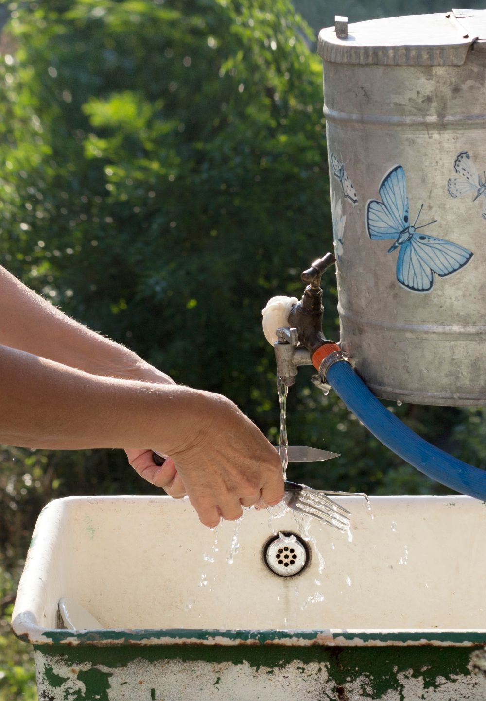 Robinet extérieur alimenté par un puits artésien, eau claire et pure à La Pêche.