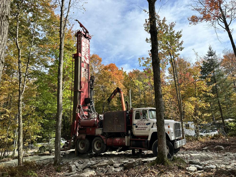 Technicien analysant la qualité de l’eau dans un laboratoire  à La tuque.