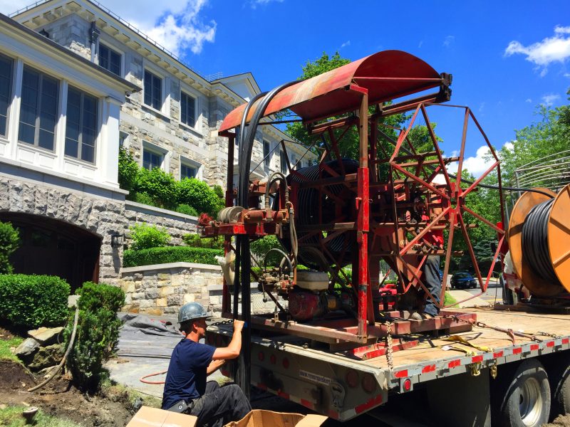 Main tendant un verre d’eau claire symbolisant un puits artésien  à L'Assomption.