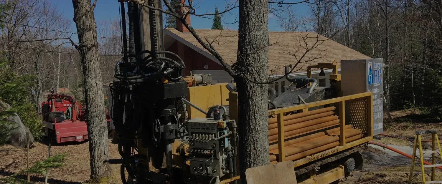 Forage de puits d’eau potable avec foreuse rotative sur chantier  à Lavaltrie.