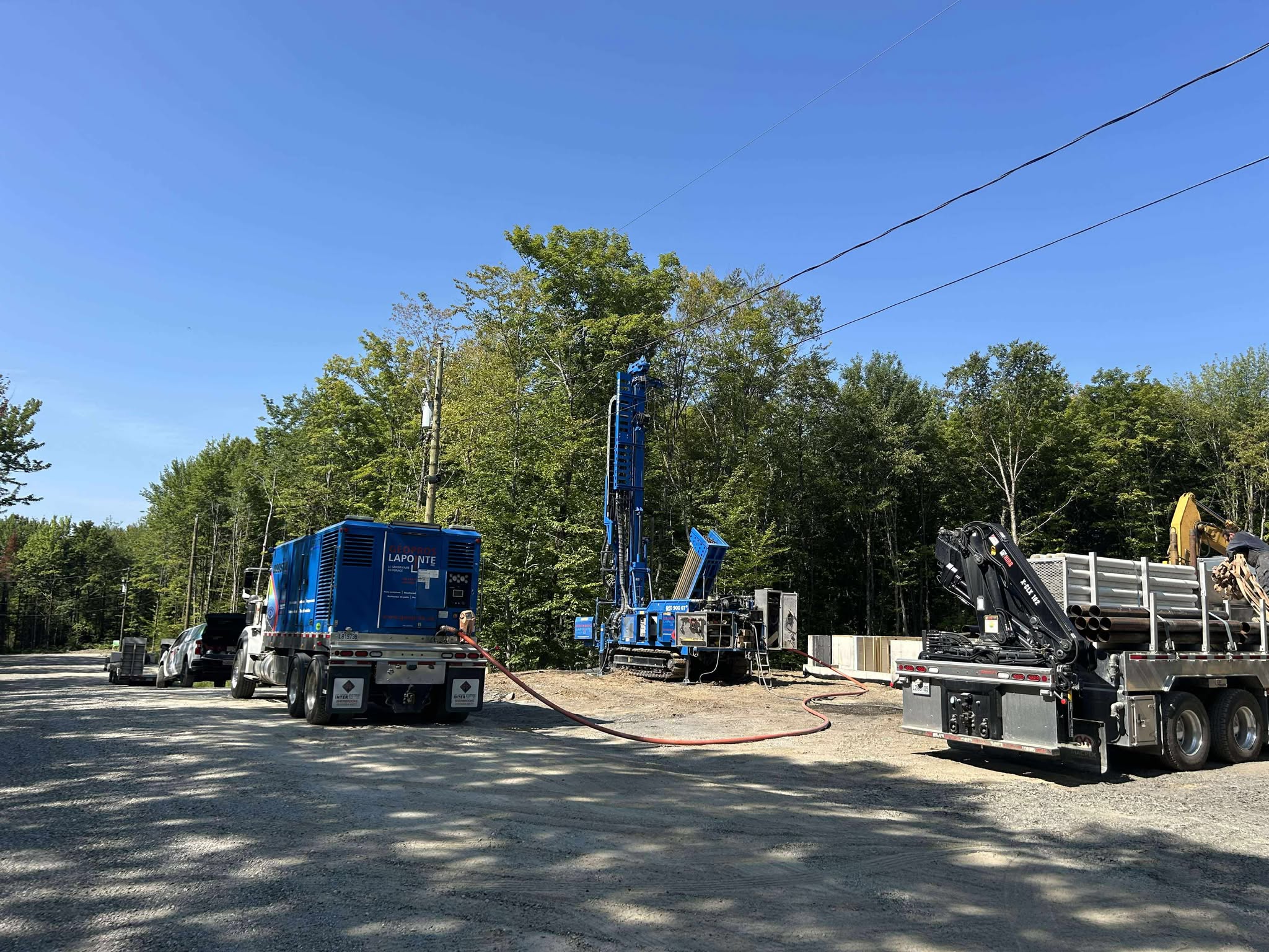 Technicien analysant la qualité de l’eau dans un laboratoire  à Magog.