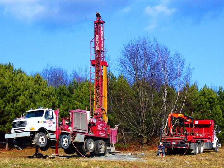 Foreuse industrielle en action pour le forage d’un puits d’eau à Mont-Laurier.