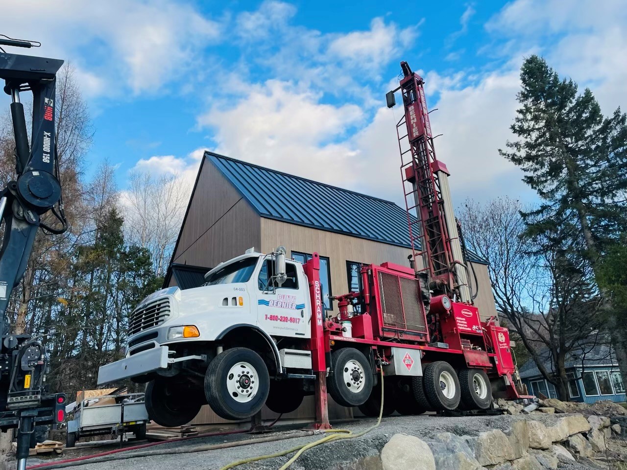 Forage de puits d’eau potable avec foreuse rotative sur chantier à Mont-Laurier.