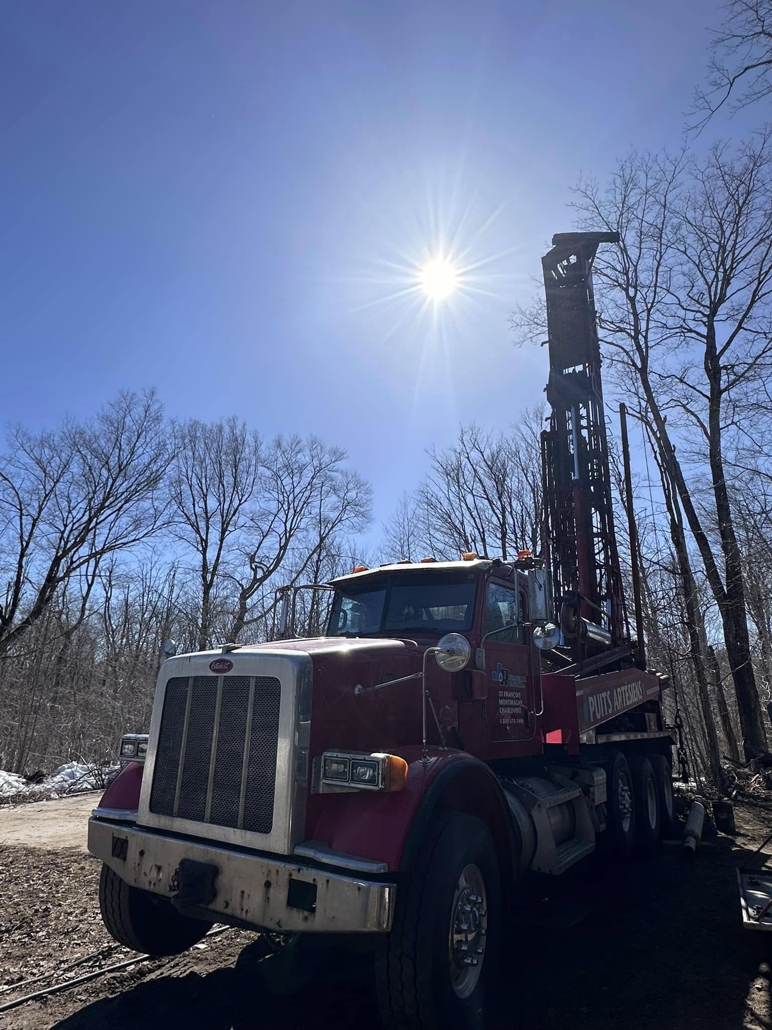 Foreuse industrielle en action pour le forage d’un puits d’eau à Montmagny.