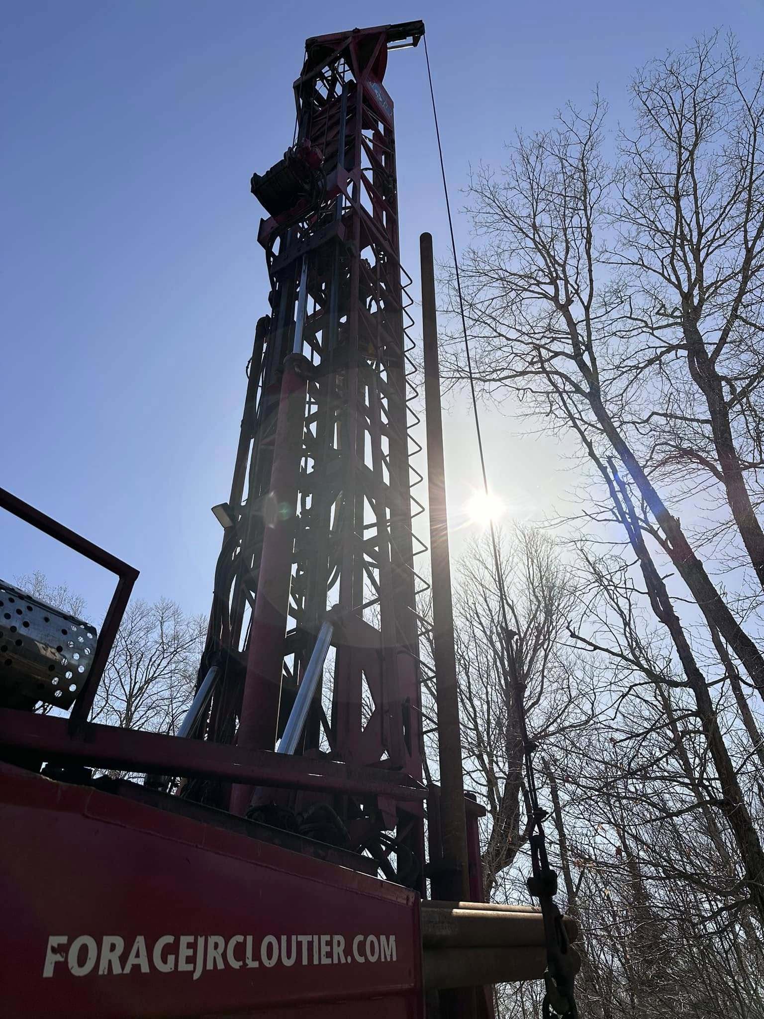 Foreuse industrielle en action pour le forage d’un puits d’eau à Montmagny.