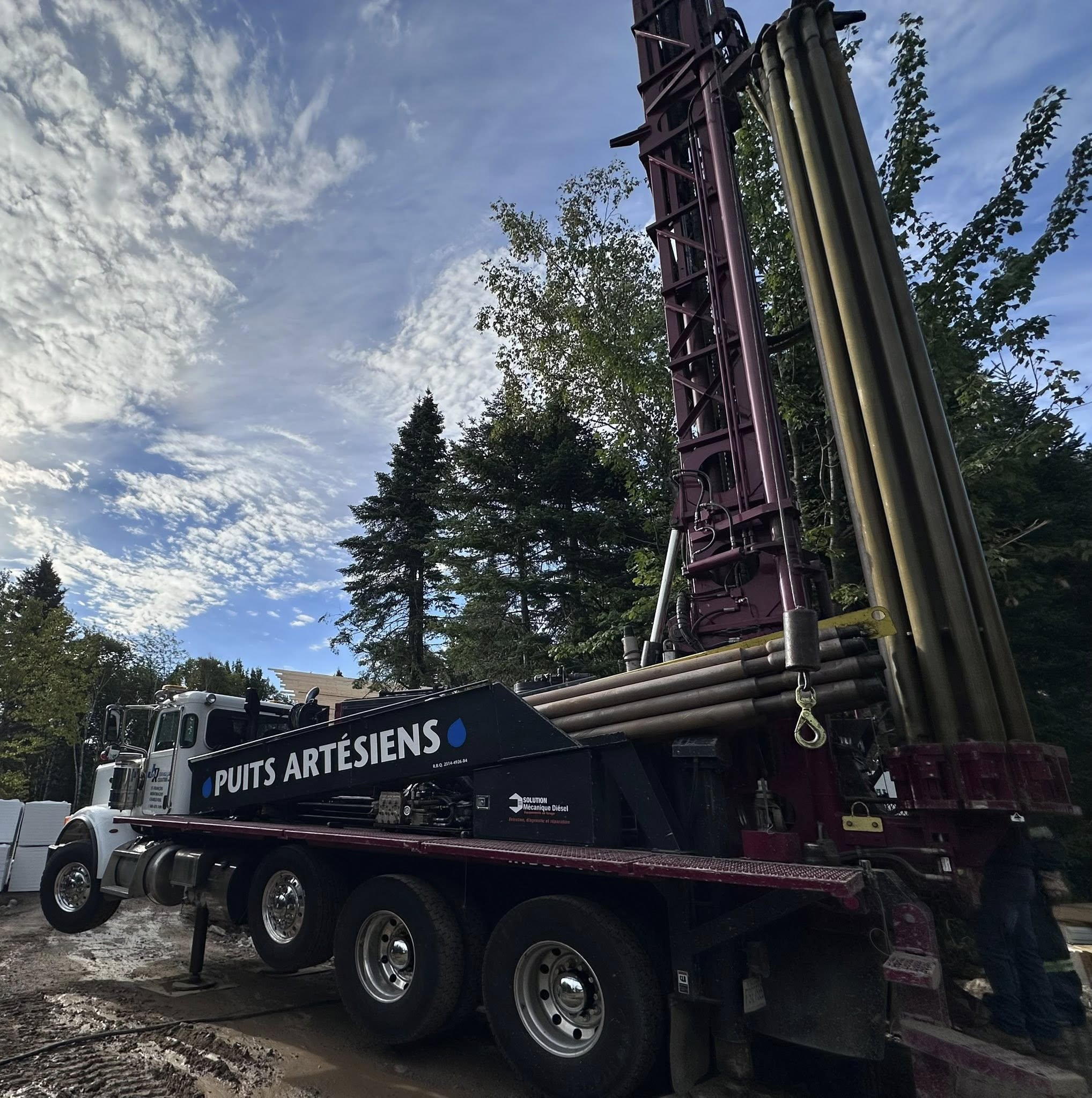 Main tendant un verre d’eau claire symbolisant un puits artésien à Montmagny.