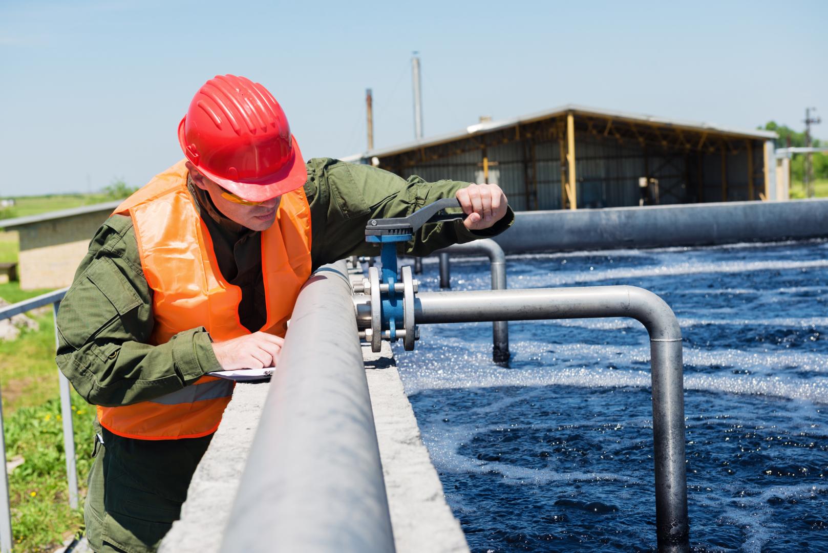 Technicien analysant la qualité de l’eau dans un laboratoire  à Oka.