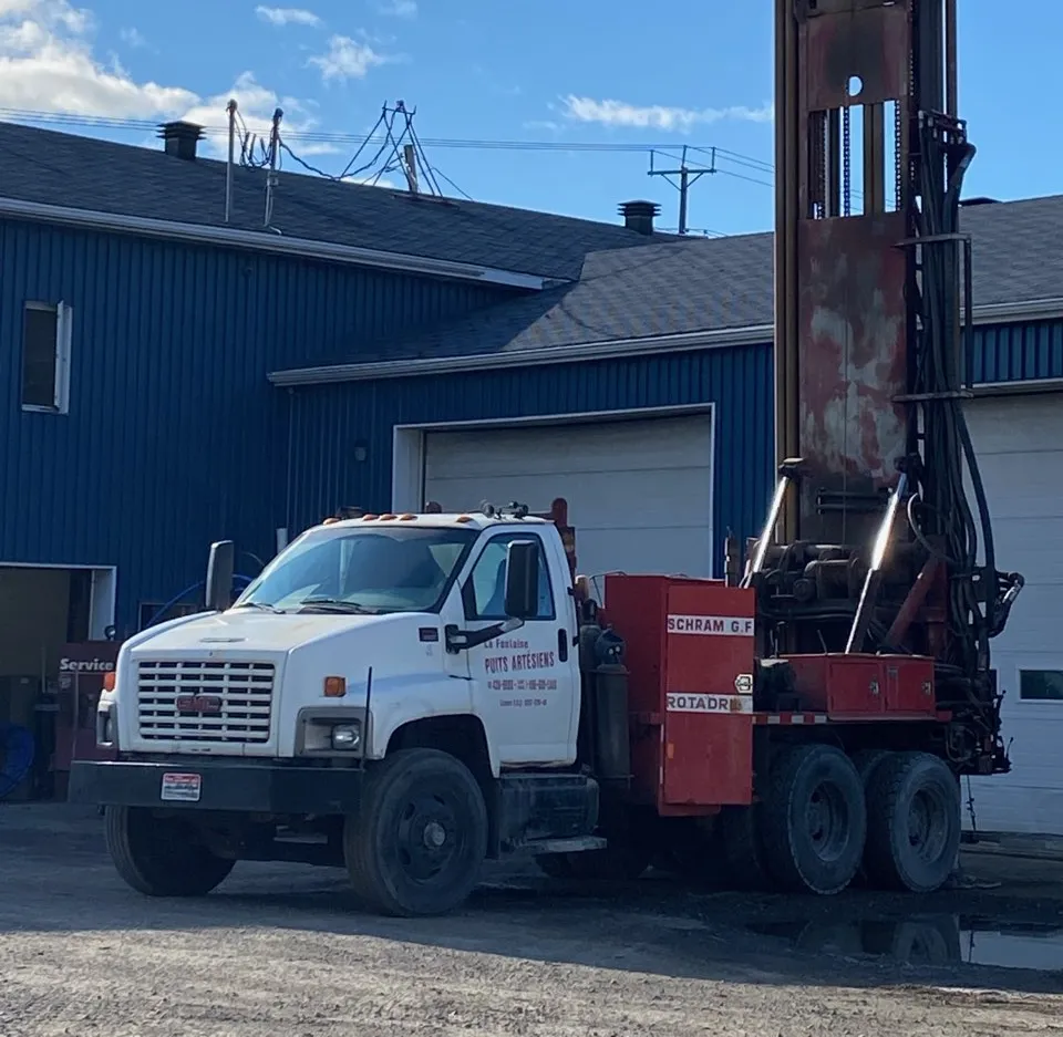 Foreuse industrielle en action pour le forage d’un puits d’eau  à Rawdon.