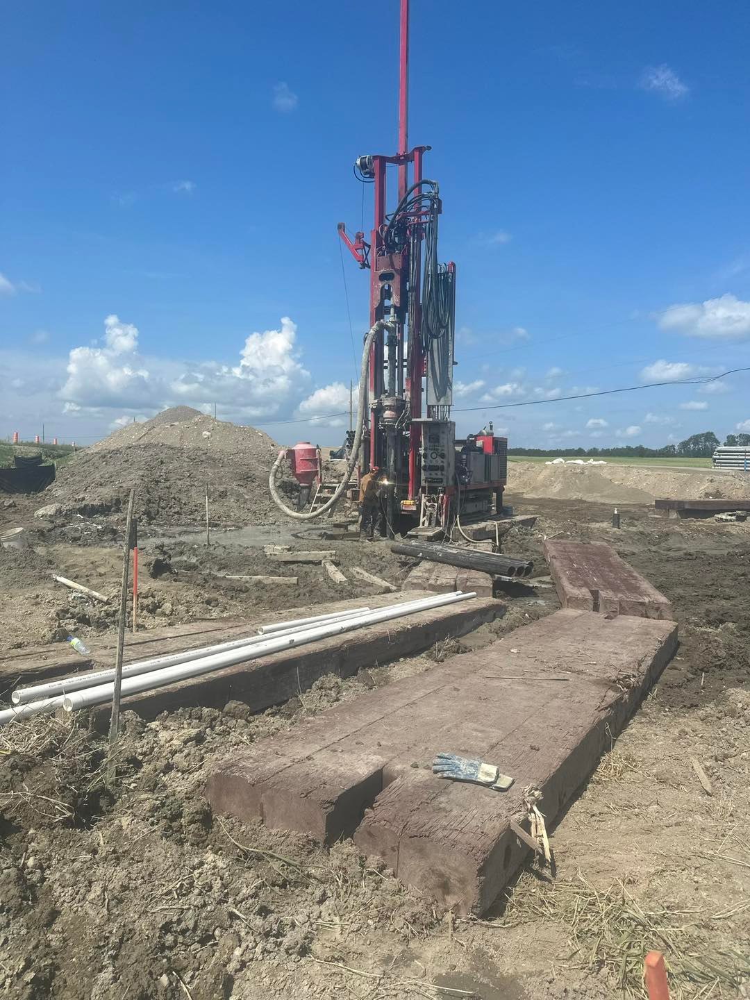 Foreuse industrielle en action pour le forage d’un puits d’eau  à Rouyn-Noranda.