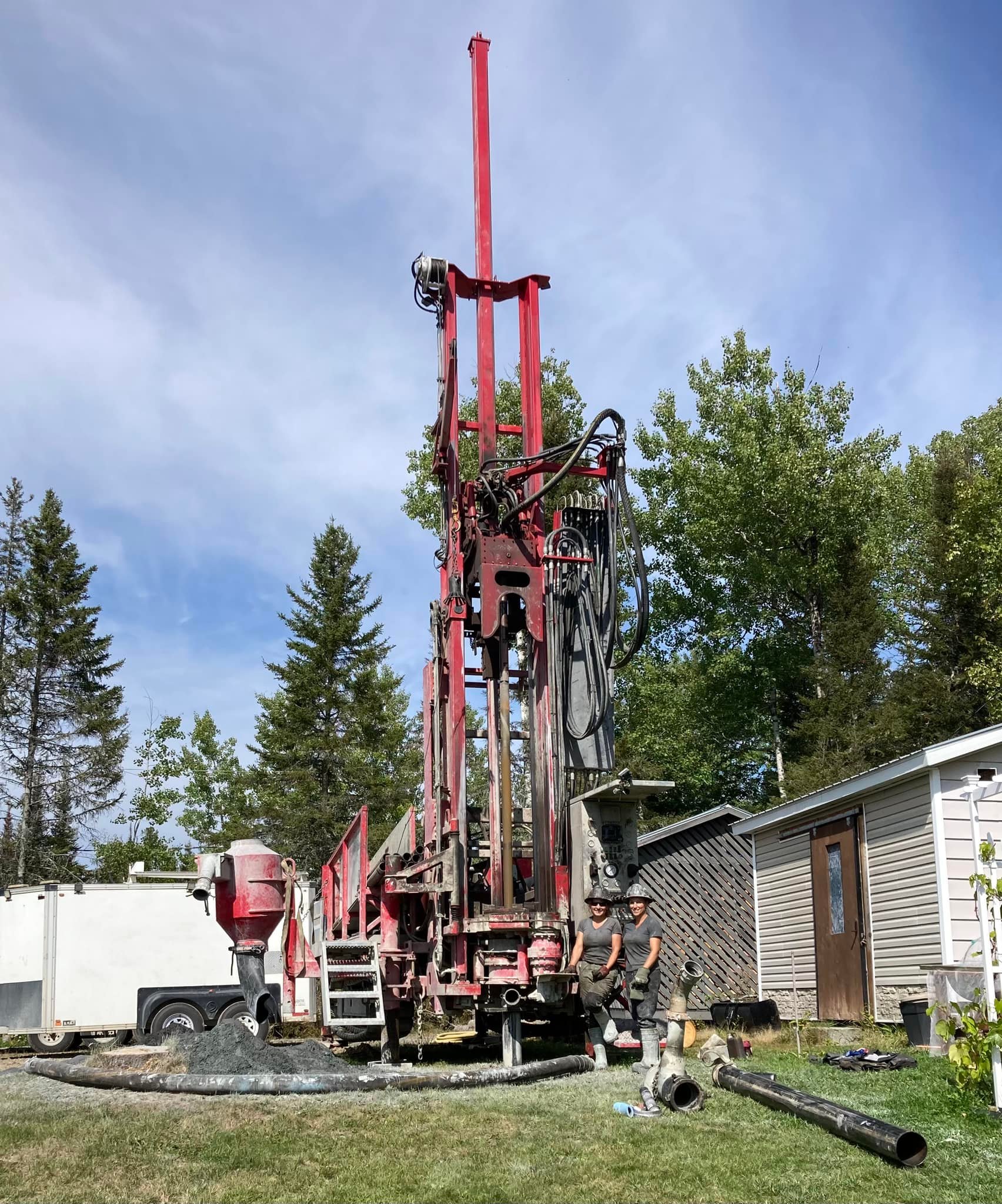 Main tendant un verre d’eau claire symbolisant un puits artésien  à Rouyn-Noranda.