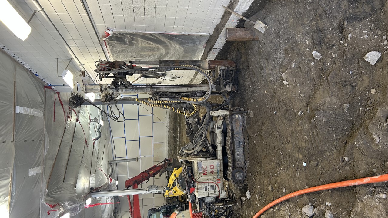 Technicien analysant la qualité de l’eau dans un laboratoire  à Saint-Félicien.