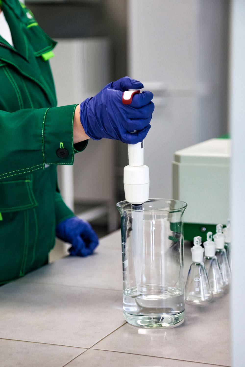 Technicien analysant la qualité de l’eau dans un laboratoire  à Saint-Tite.