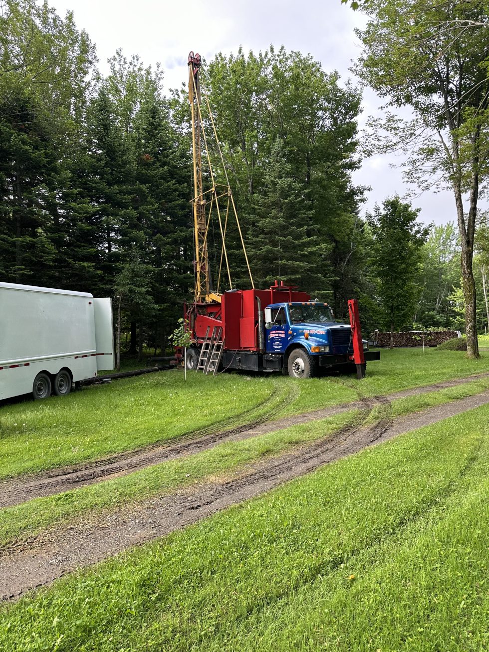 Technicien analysant la qualité de l’eau dans un laboratoire à Sainte-Marie.