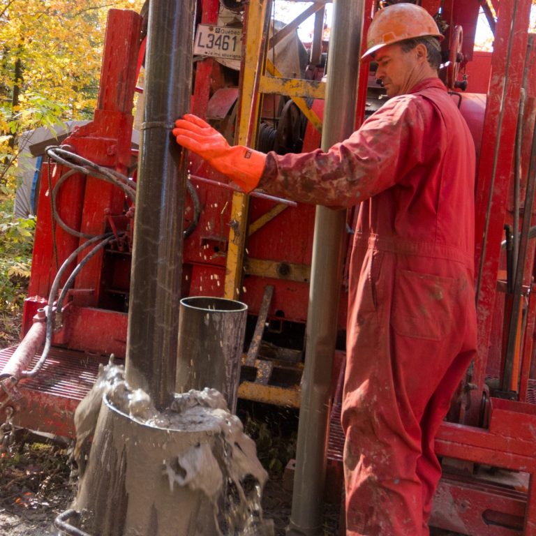 Foreuse industrielle en action pour le forage d’un puits d’eau à Sainte-Marie.