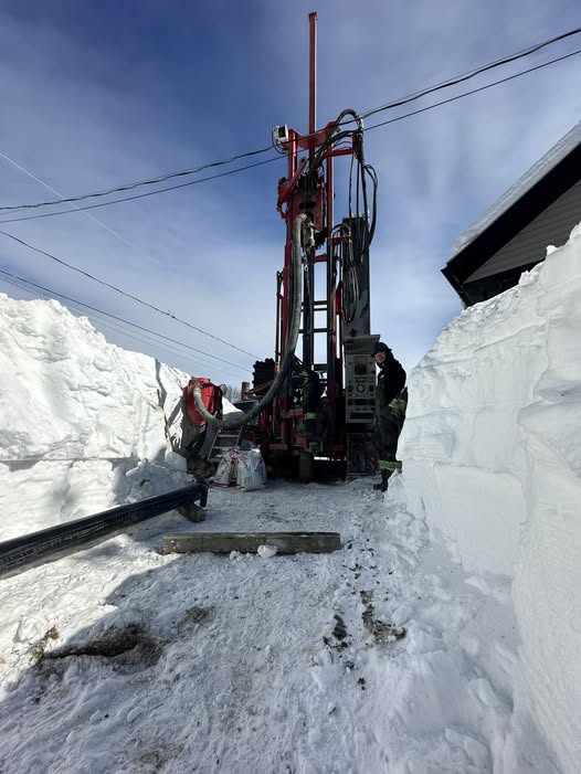 Foreuse industrielle en action pour le forage d’un puits d’eau  à Val d'Or.