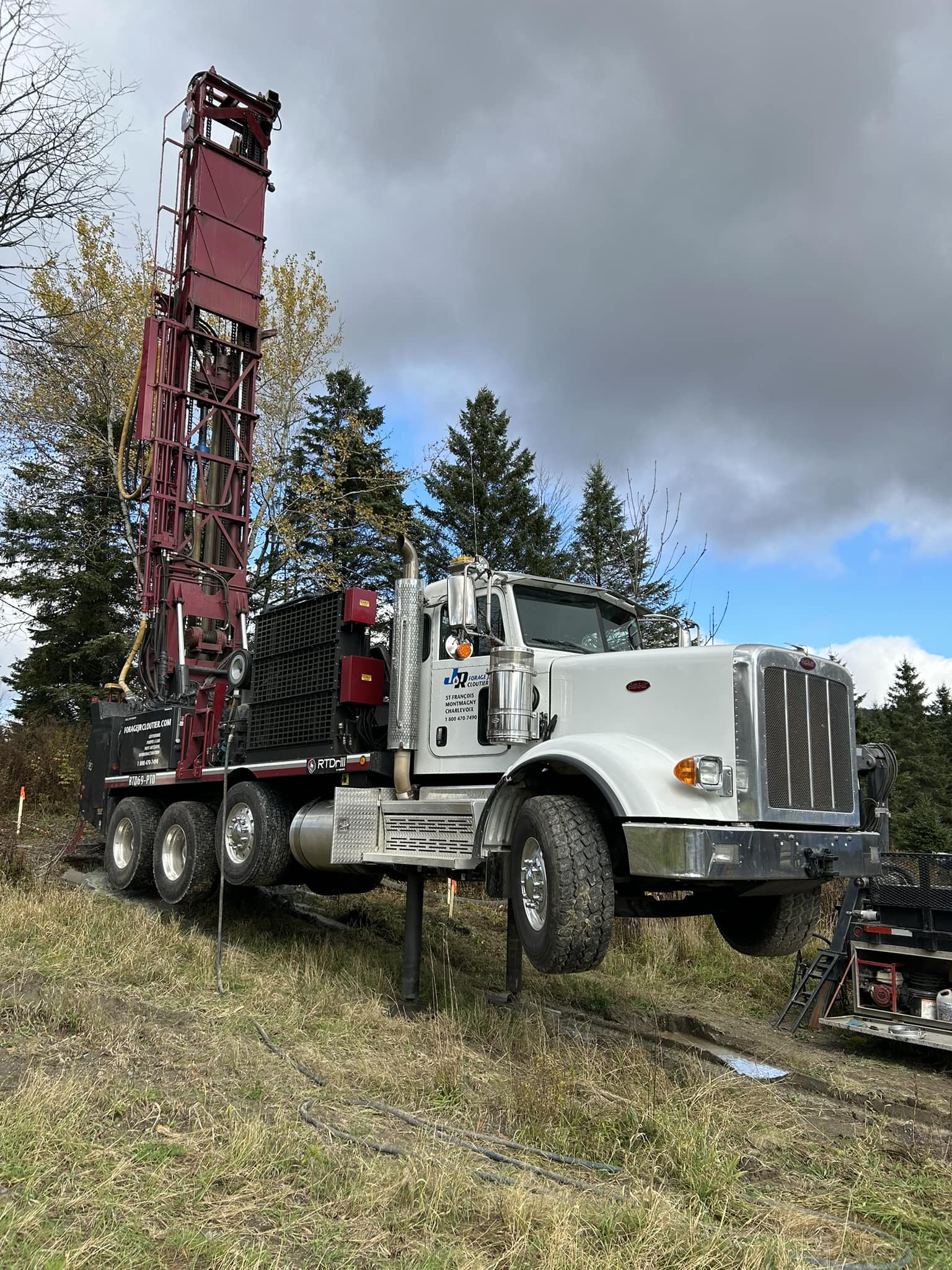 Robinet extérieur alimenté par un puits artésien, eau claire et pure dans Charlevoix.