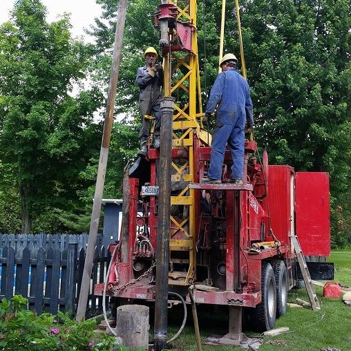 Foreuse industrielle en action pour le forage d’un puits d’eau  dans Lotbinière.