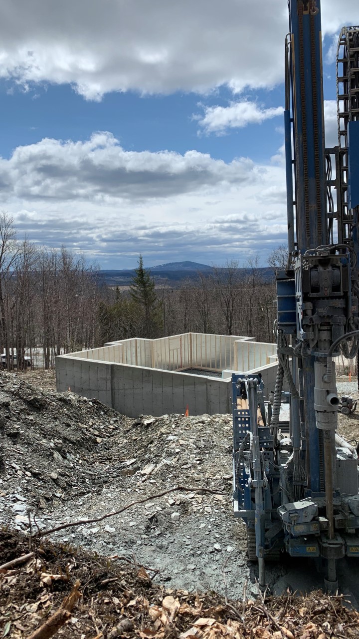 Foreuse industrielle en action pour le forage d’un puits d’eau  en Beauce.