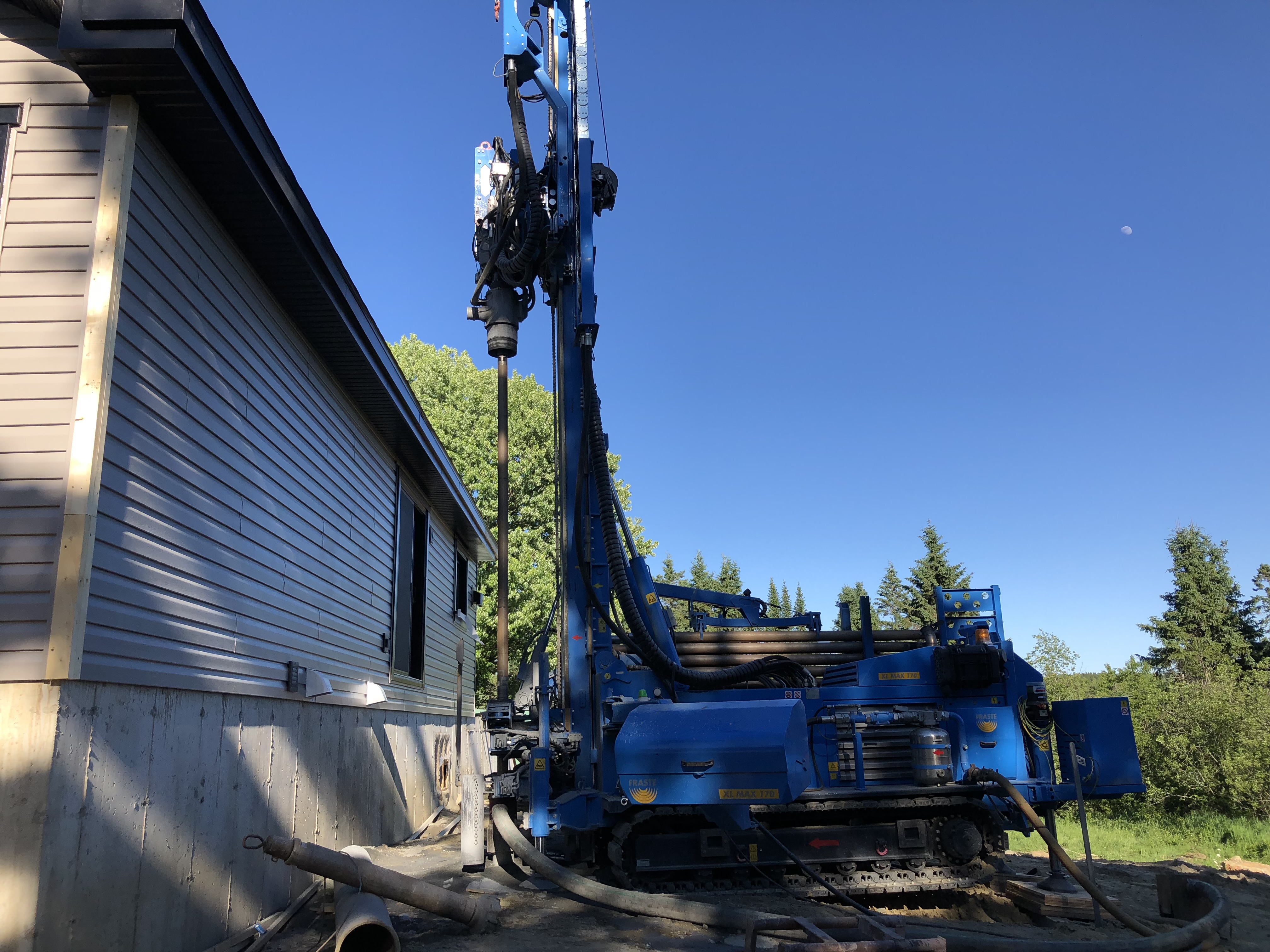 Forage de puits d’eau potable avec foreuse rotative sur chantier  en Beauce.